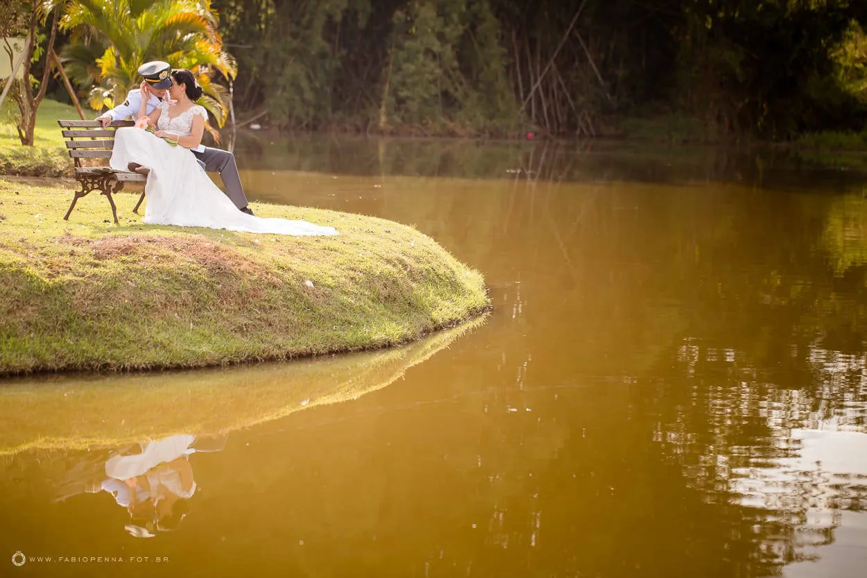 Casal à beira da lagoa
